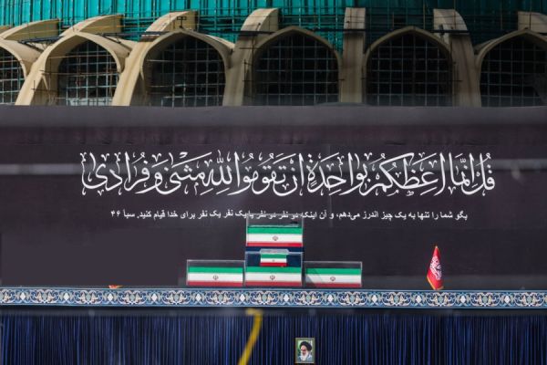 آیت‌الله سبحانی بر پیکر مطهر رهبر شهید انقلاب اقامه نماز می‌کنند