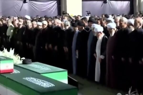 اقامه نماز بر پیکر مطهر مجاهد شهید امام خامنه‌ای و خانواده ایشان