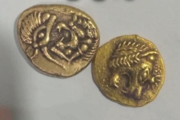 کشف ۲ سکه دوره هخامنشی در یک تصادف رانندگی