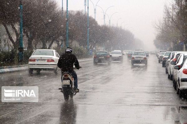 بارش باران در جادههای ۱۲ استان/تردد در محورهای شمالی روان است
