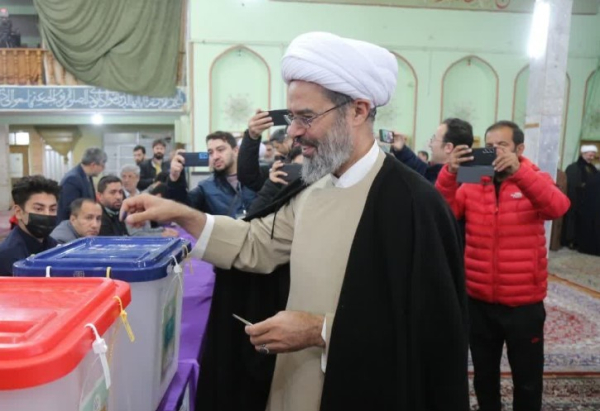 نماینده ولی فقیه رای خود را به صندوق انداخت
