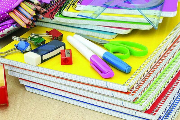 15500 بسته نوشتافزار بین دانشآموزان نیازمند توزیع شد