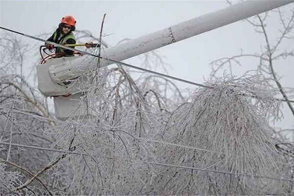 بارش برف برق بخشی از مناطق را قطع کرد