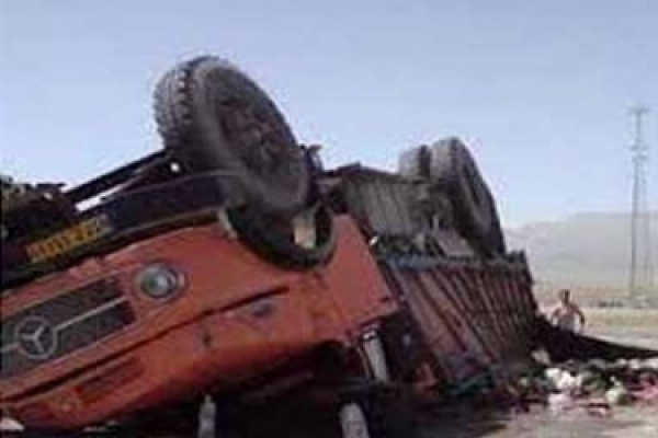 برخورد یک دستگاه سمند با تریلی یک کشته برجای گذاشت