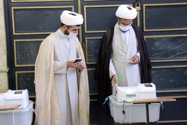 نماینده ولی فقیه رای خود را به صندوق انداخت